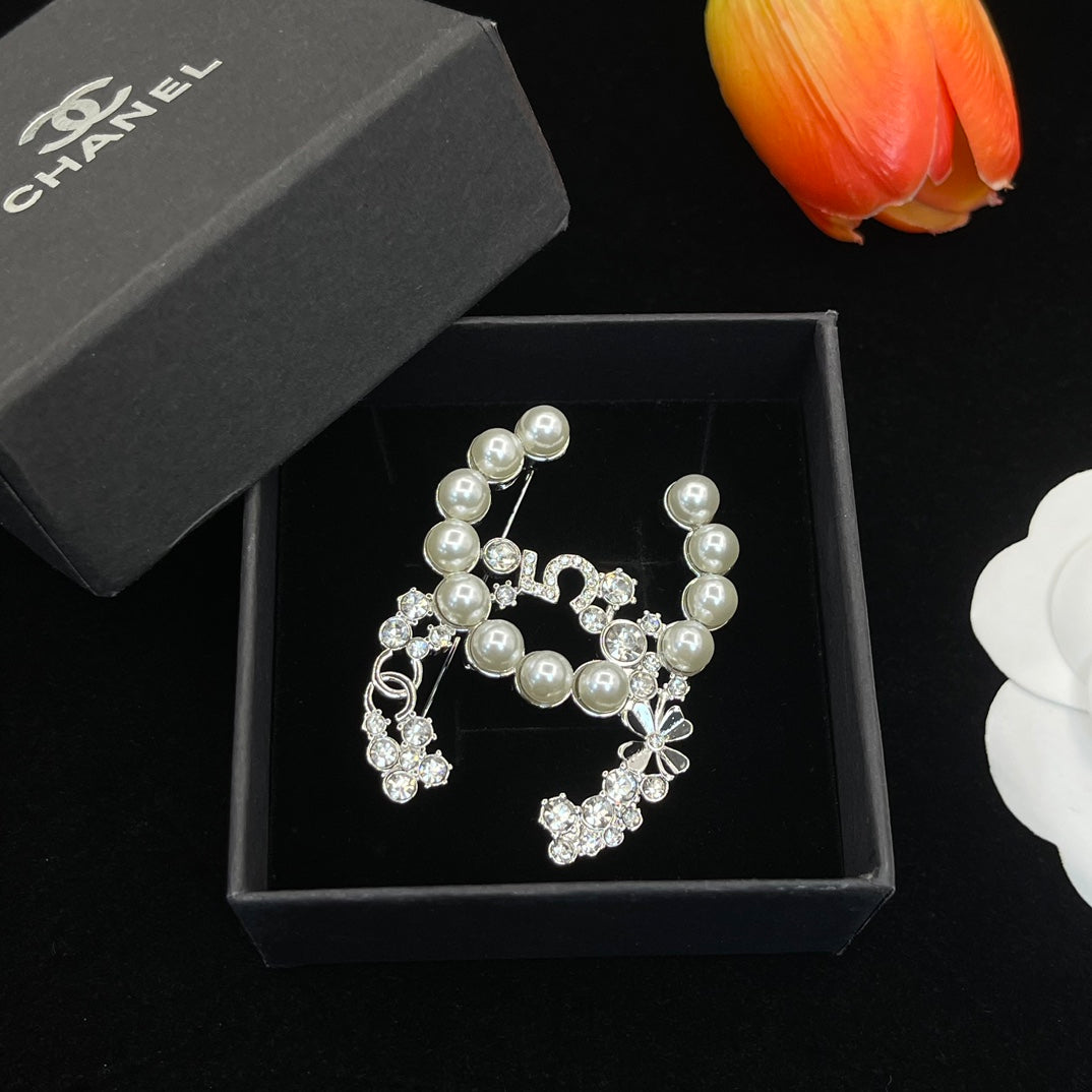 Chanel style brooches - product photo 2
