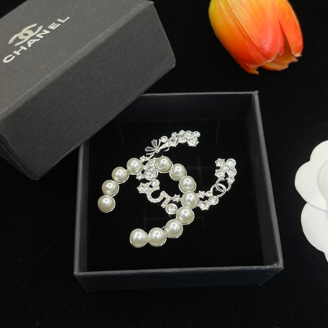 Chanel style brooches - product photo 3
