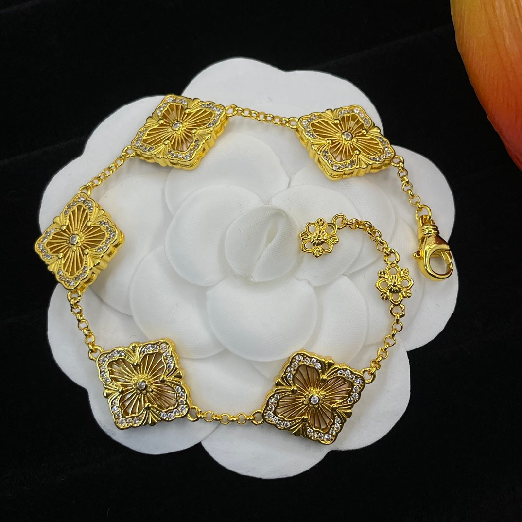Buccellati square accent station bracelet in White, detail view 6
