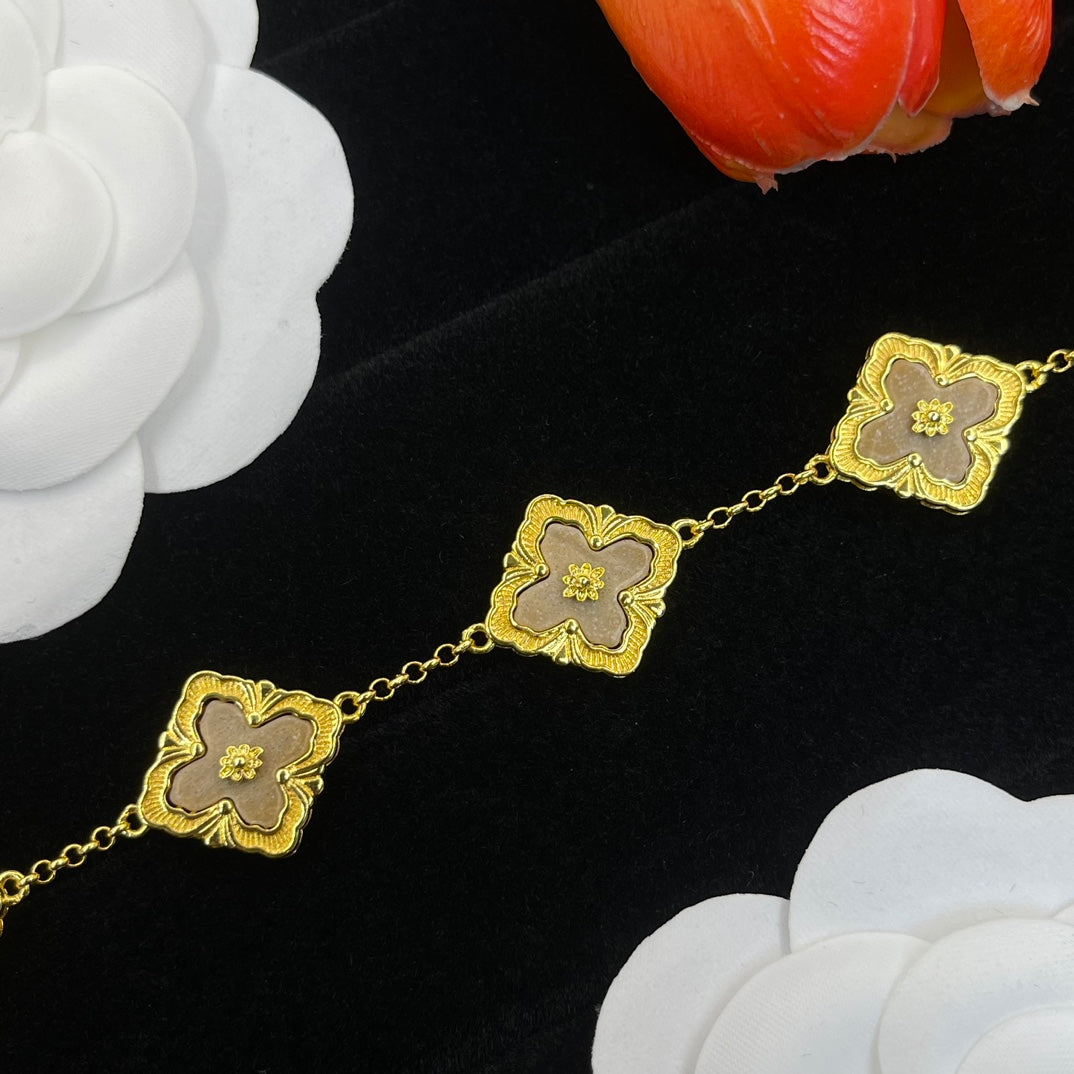 Buccellati square accent station bracelet in Gold, detail view 10