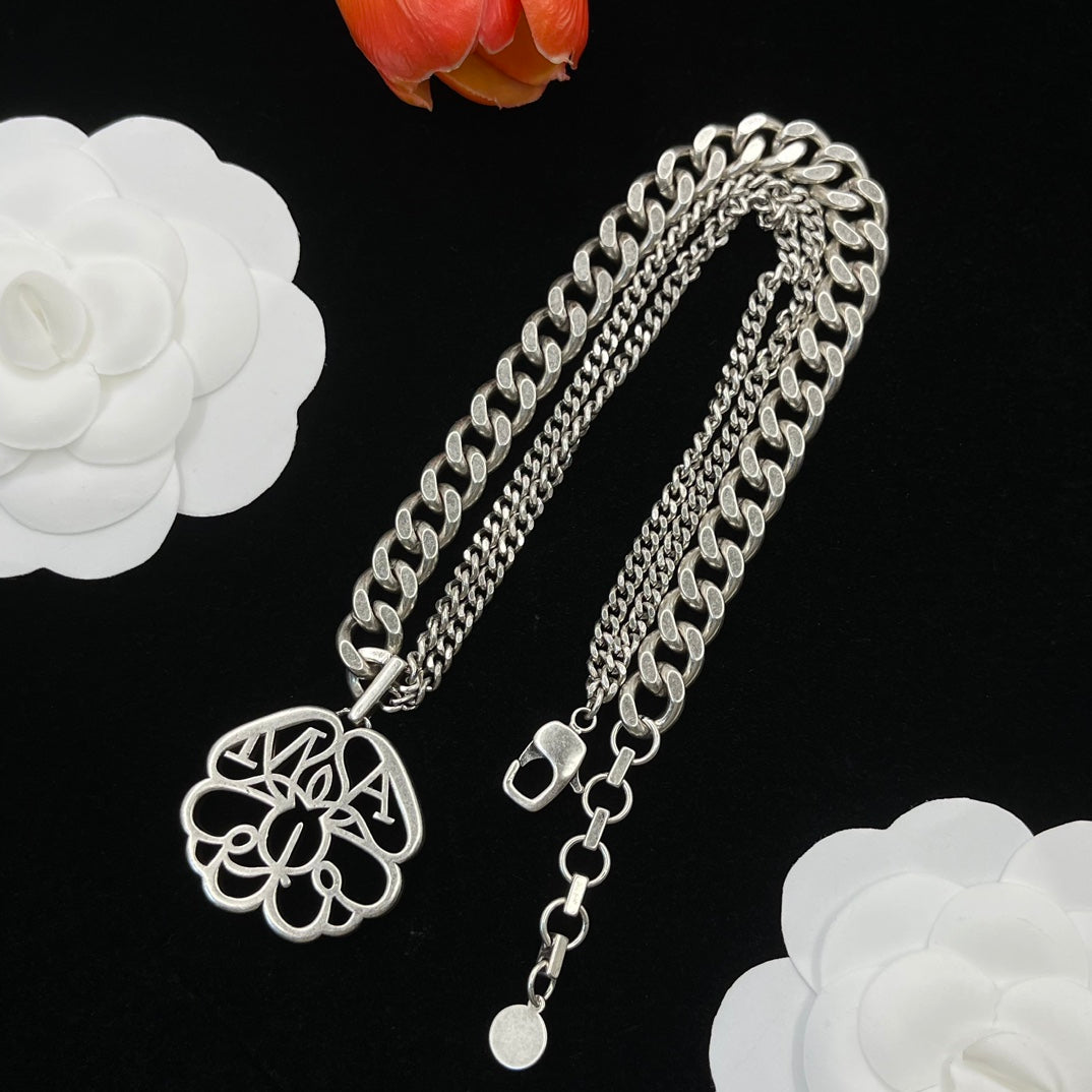 Alexander McQueen Heart Charm Curb Chain necklace in Silver Tone, detail view 5