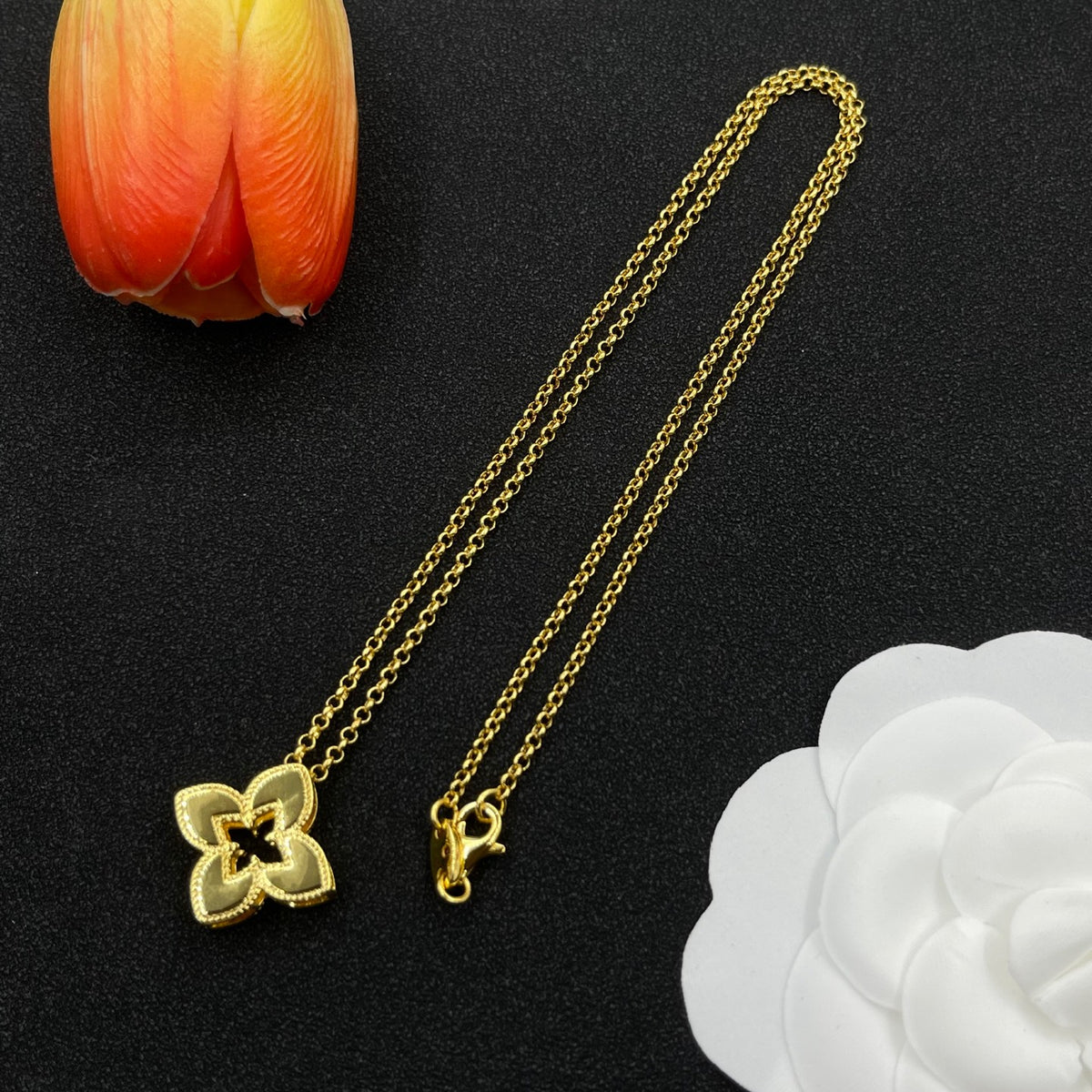Roberto Coin small clover pendant necklace in Gold Tone, detail view 13