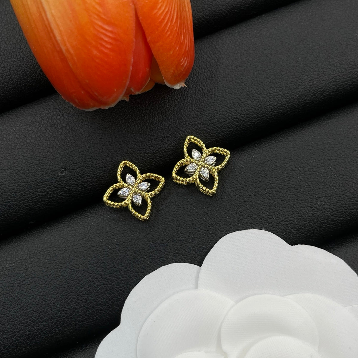 Roberto Coin open clover stud earrings in Gold Tone, detail view 8