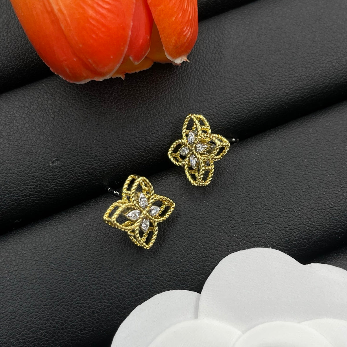 Roberto Coin open clover stud earrings in Gold Tone, detail view 9