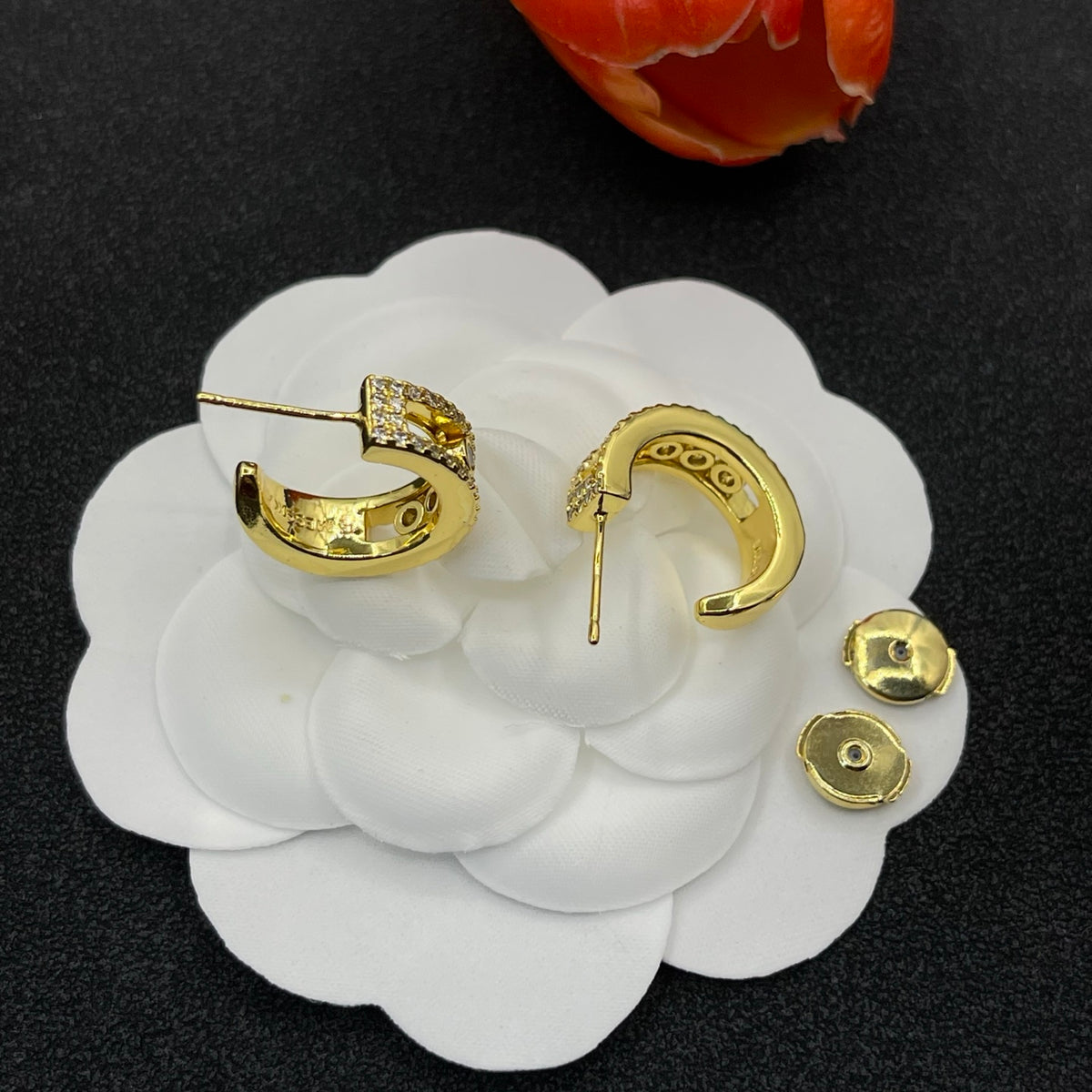 Messika Sculpted Link Hoop earrings in Gold Tone, detail view 4