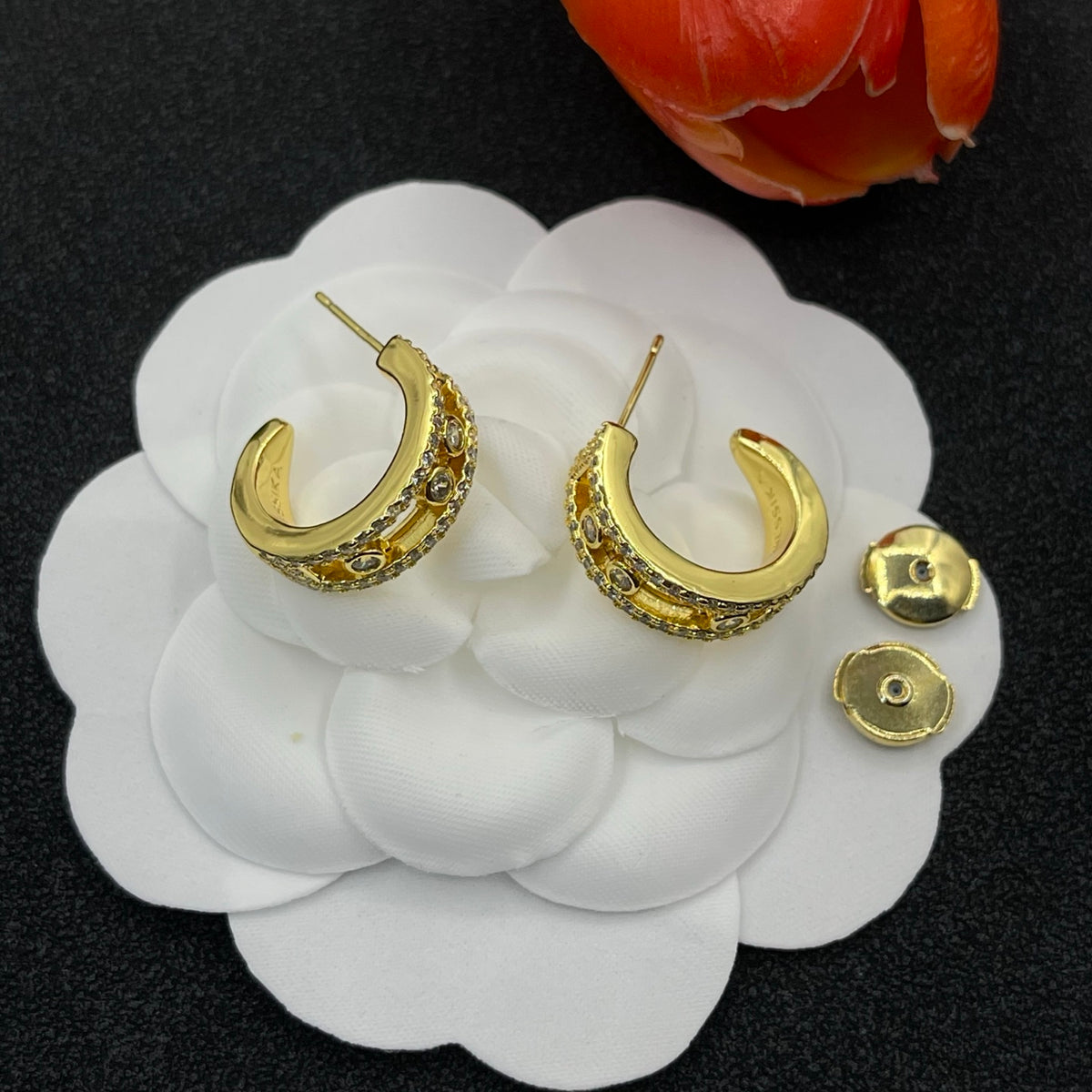 Messika Sculpted Link Hoop earrings in Gold Tone, detail view 3