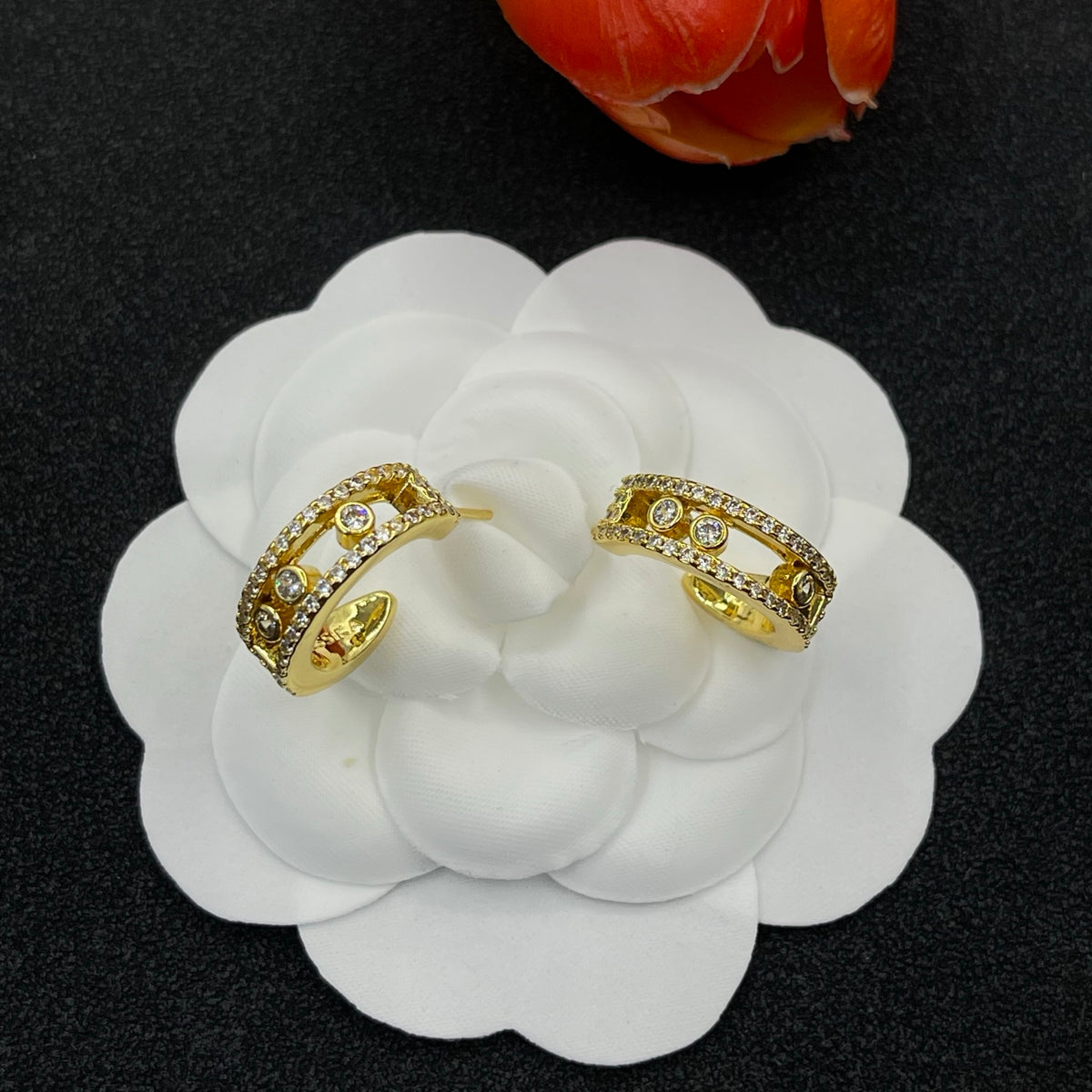 Messika Sculpted Link Hoop earrings in Gold Tone, detail view 2
