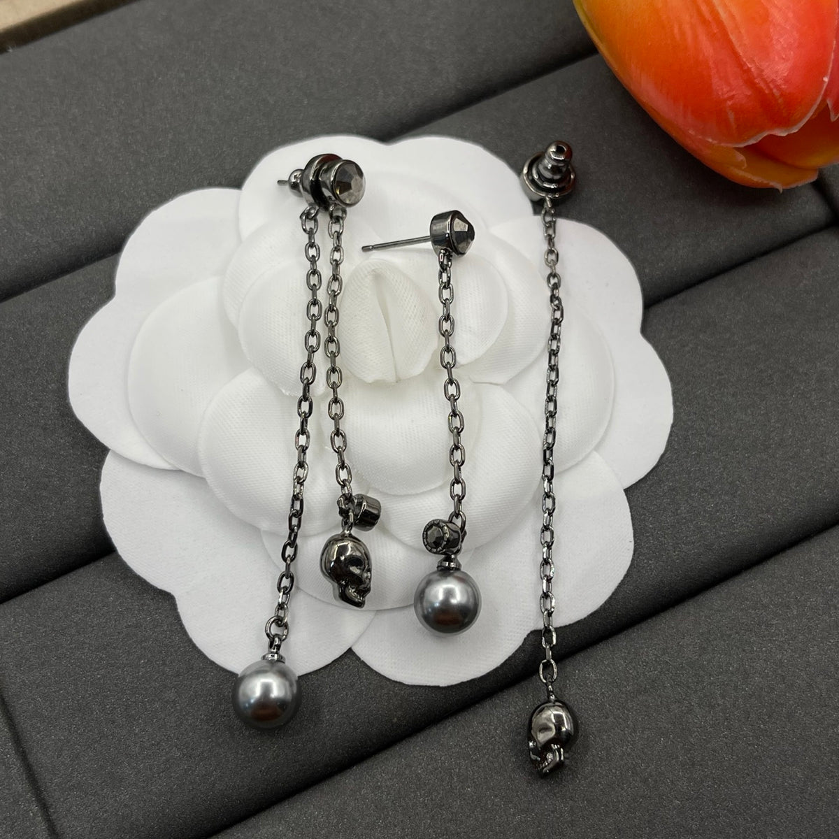 Alexander McQueen Black Pearl Chain Drop earrings in Black & Silver Tone, detail view 4