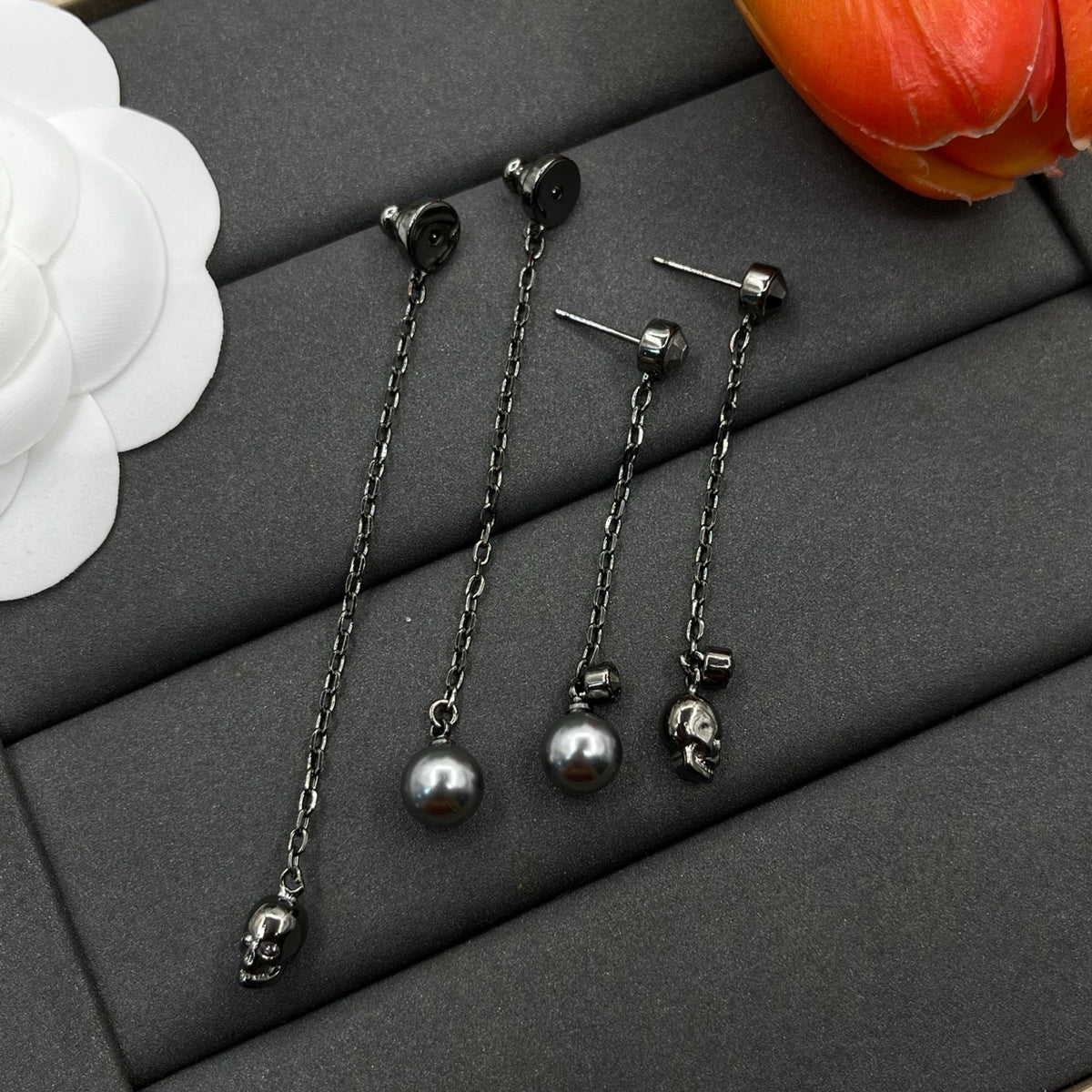 Alexander McQueen Black Pearl Chain Drop earrings in Black & Silver Tone, detail view 3