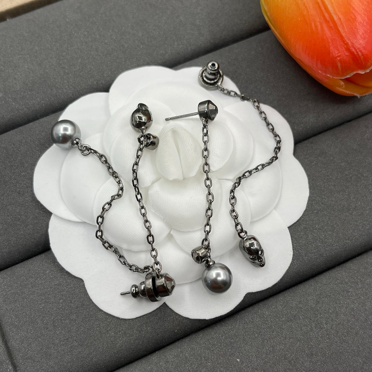 Alexander McQueen Black Pearl Chain Drop earrings in Black & Silver Tone, detail view 5