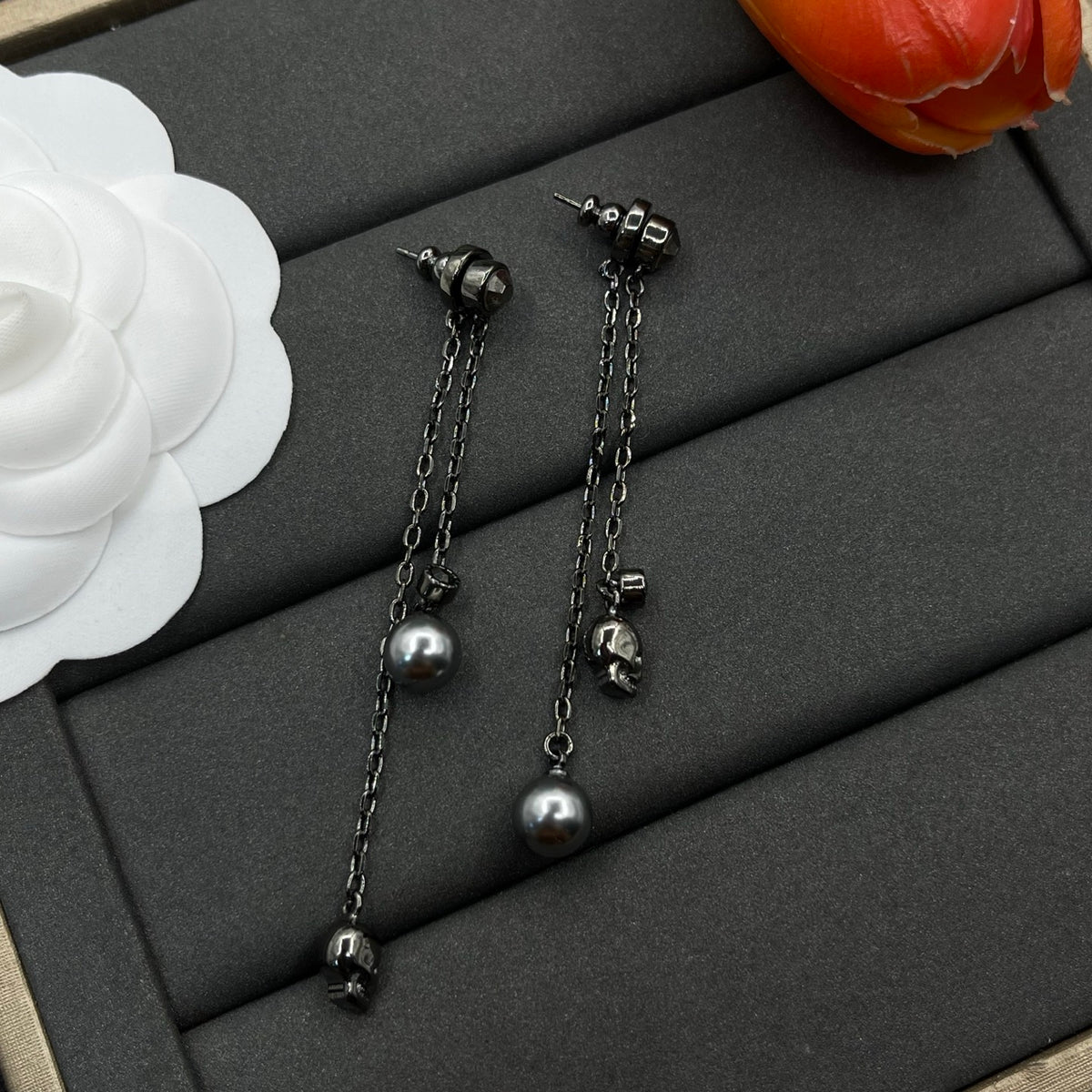 Alexander McQueen Black Pearl Chain Drop earrings in Black & Silver Tone, detail view 2