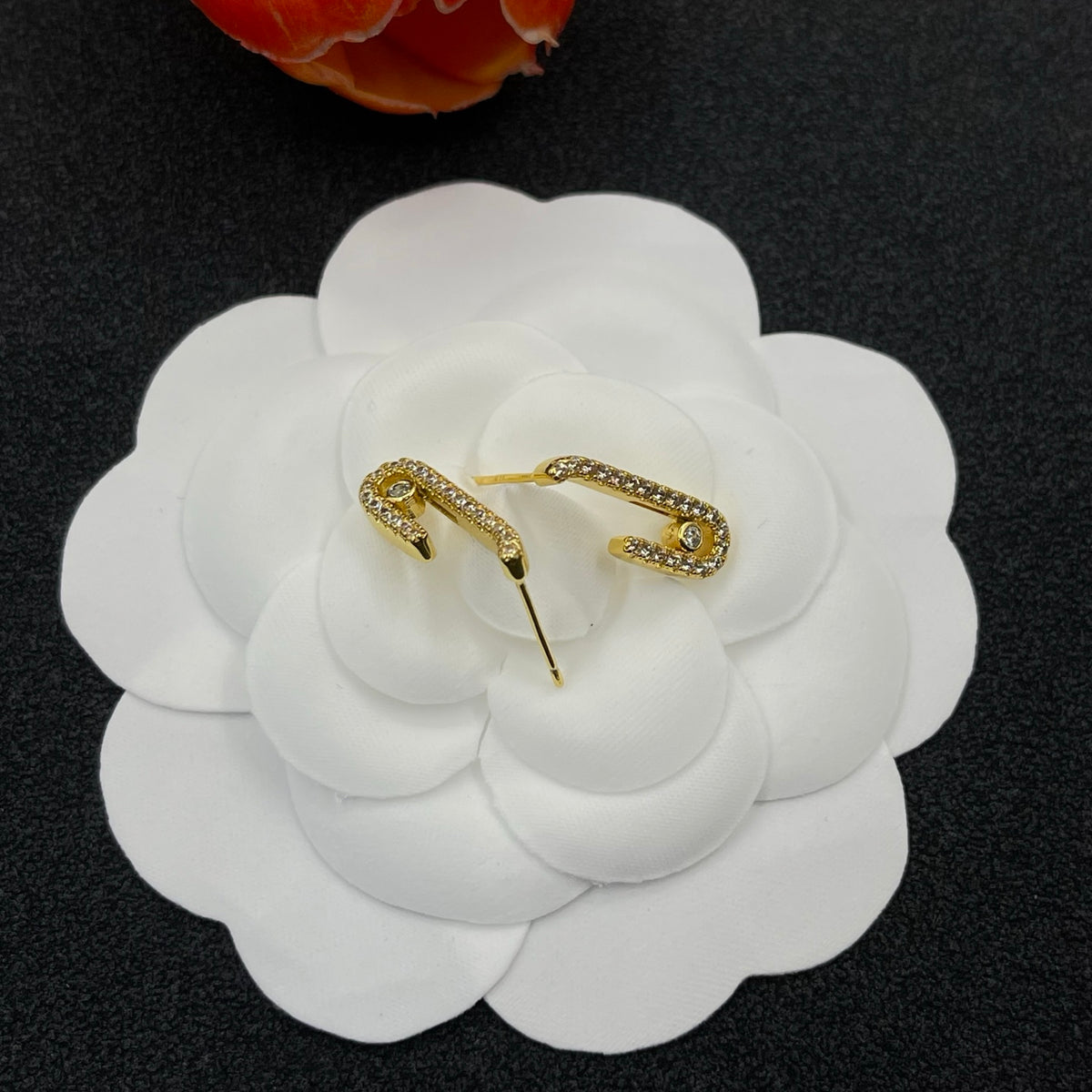 Messika Sculpted Link Hoop earrings in Gold Tone, detail view 2