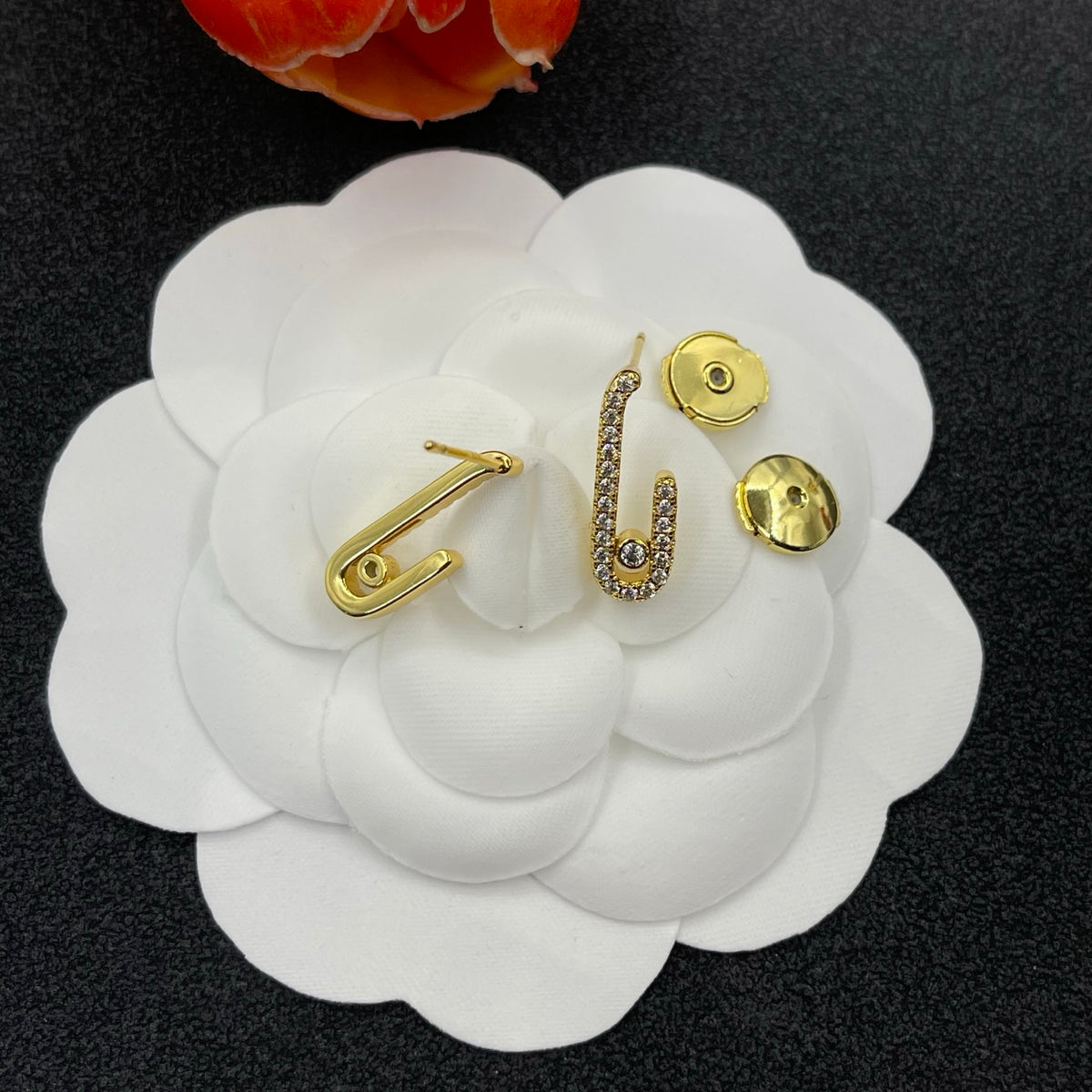Messika Sculpted Link Hoop earrings in Gold Tone, detail view 4