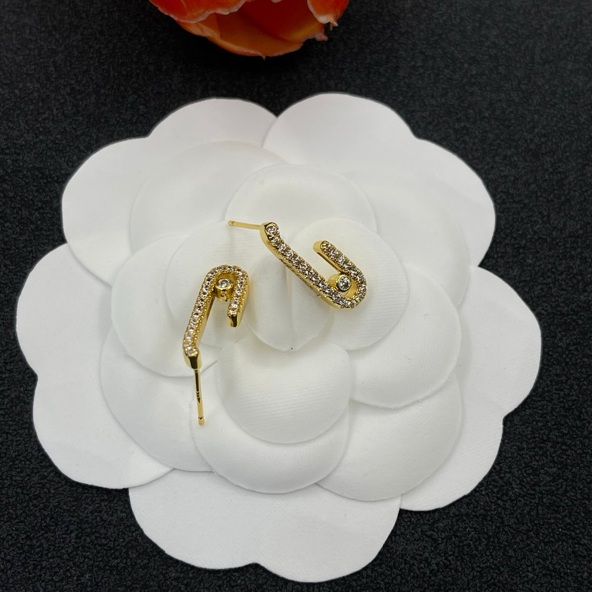 Messika Sculpted Link Hoop earrings in Gold Tone, detail view 3
