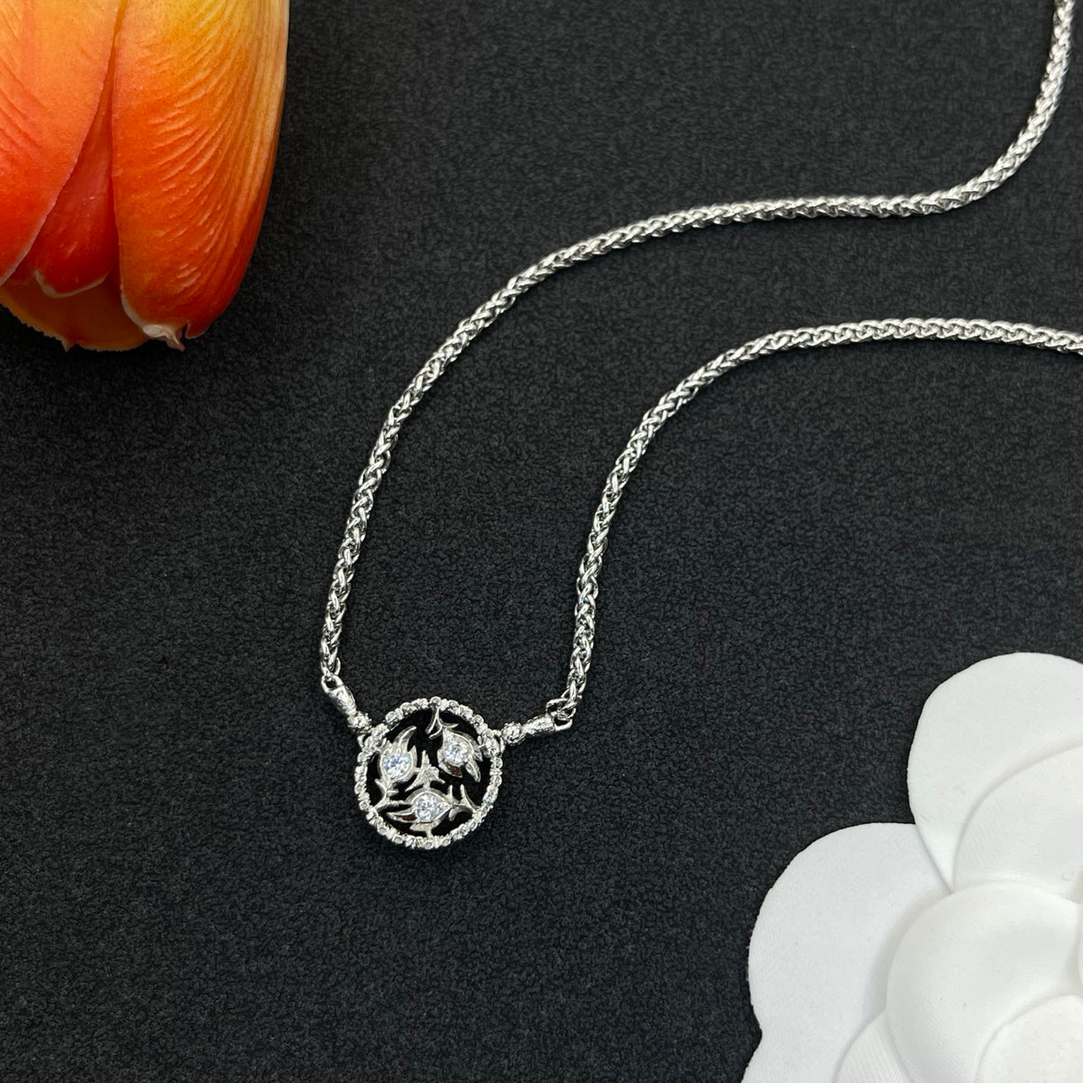 Buccellati round lace medallion necklace in Silver Tone, detail view 3