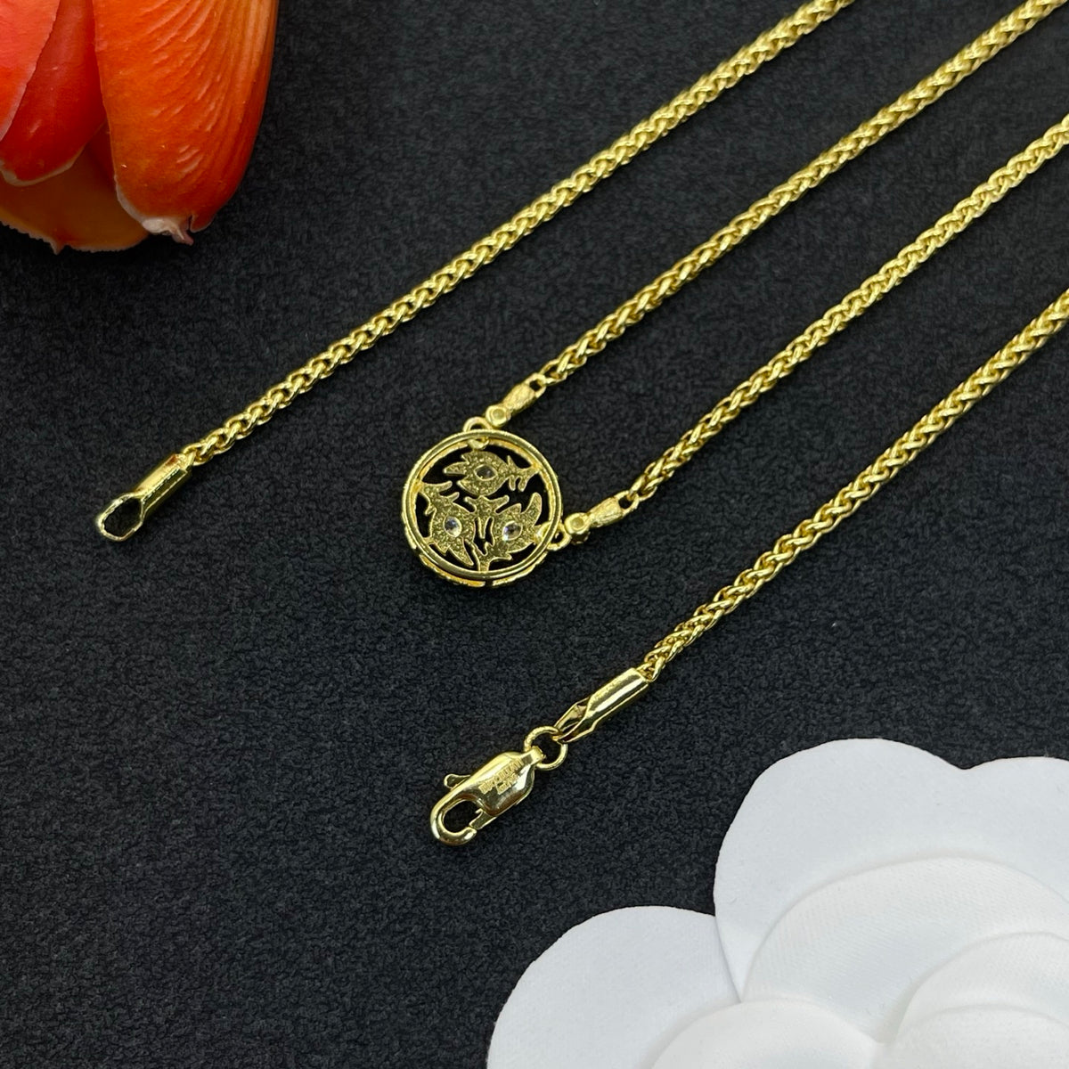 Buccellati round lace medallion necklace in Gold Tone, detail view 15