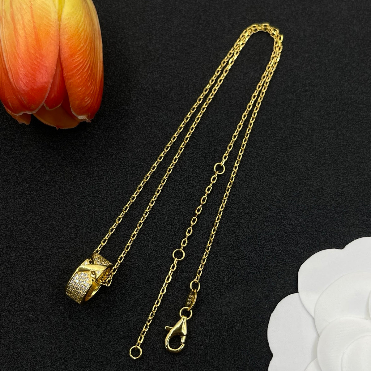 Chaumet faceted cube pendant necklace in Gold Tone, detail view 4