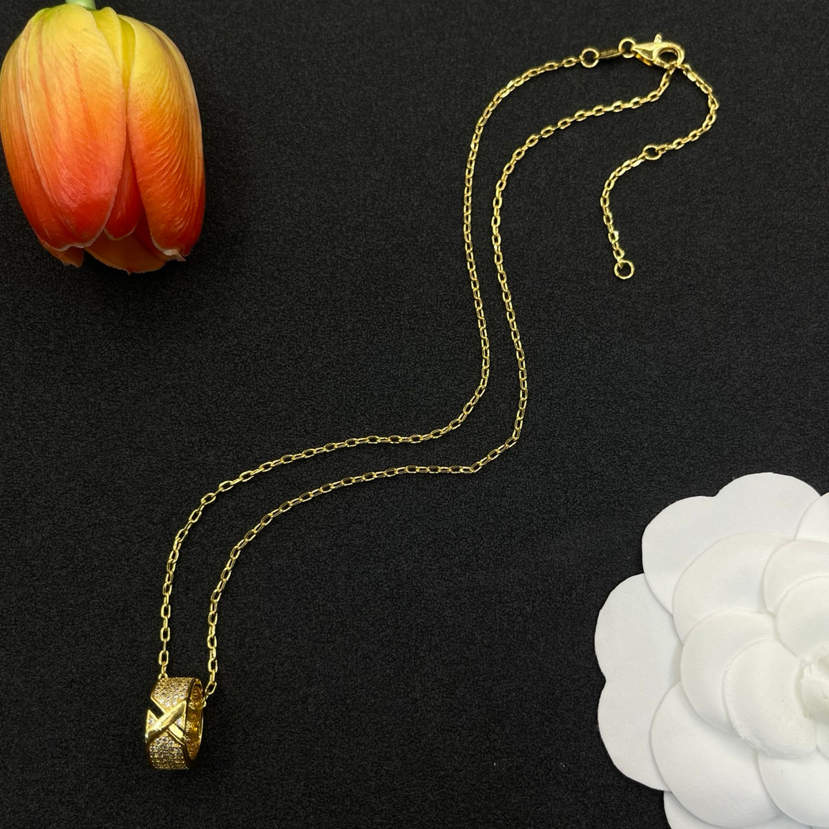 Chaumet faceted cube pendant necklace in Gold Tone, detail view 2