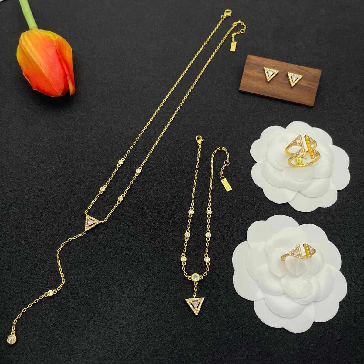 Messika Triangle Y-Drop necklace in Gold Tone, detail view 8
