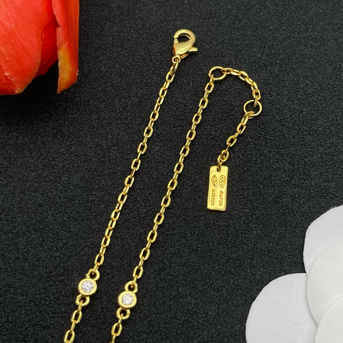 Messika Triangle Drop Chain bracelet in Gold Tone, detail view 4