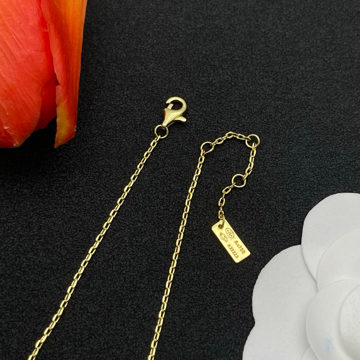 Messika Eye Motif Chain bracelet in Gold Tone, detail view 4
