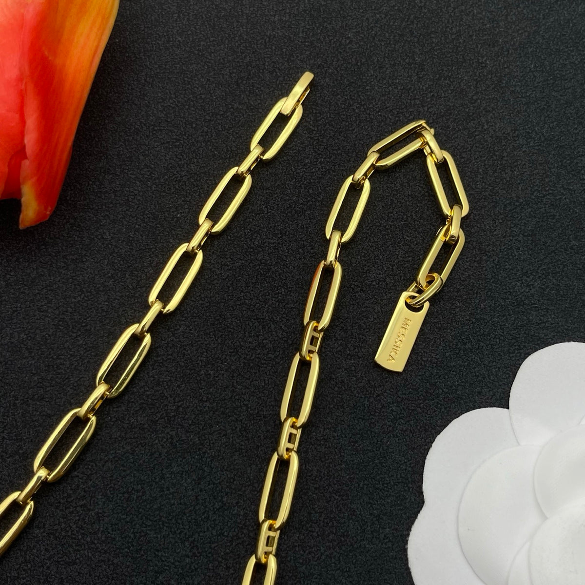 Messika Sculpted Link Chain necklace in Gold Tone, detail view 4