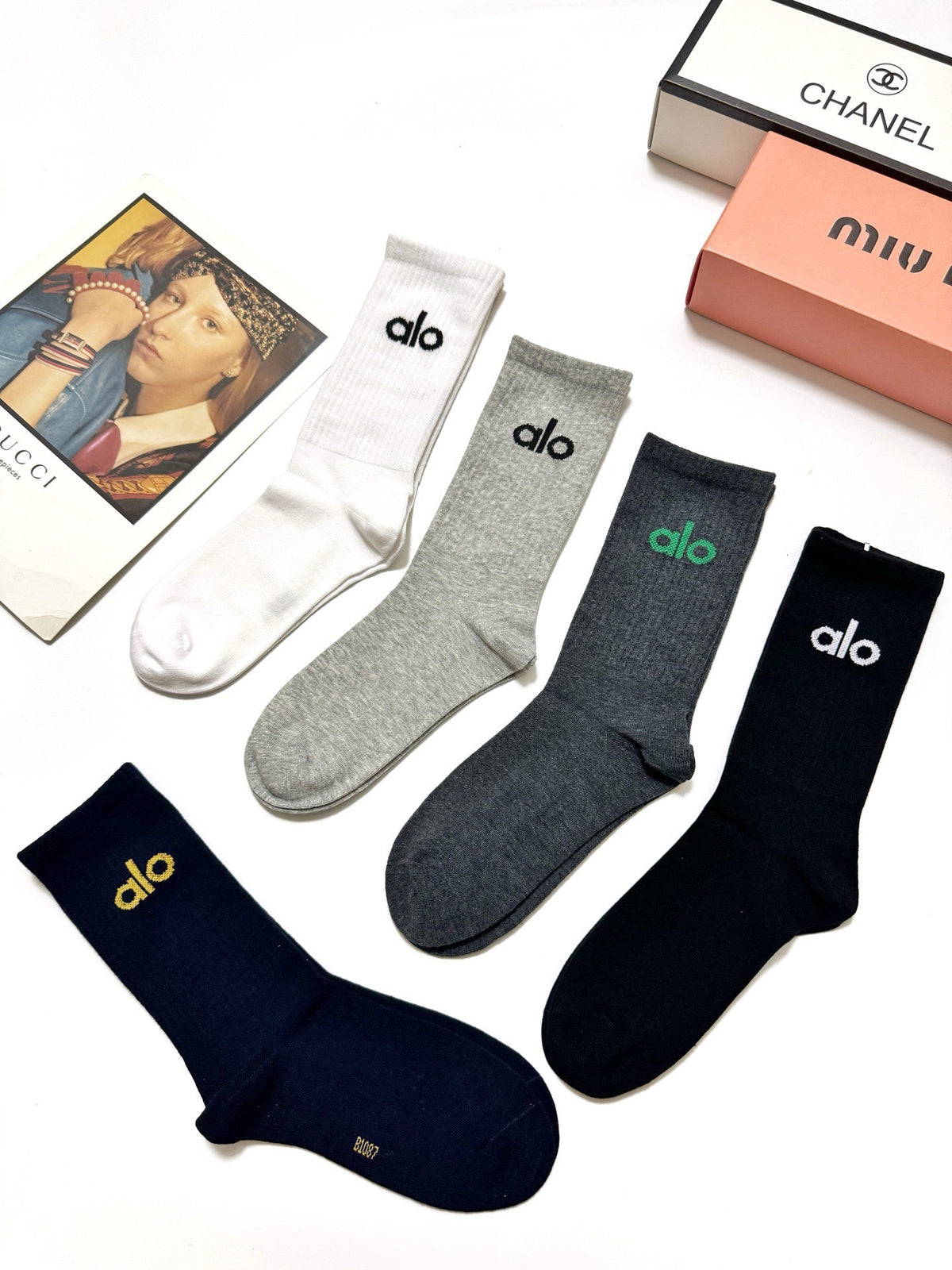 Alo Neutral Plain Small Wordmark Cuffs Crew Socks, image 4