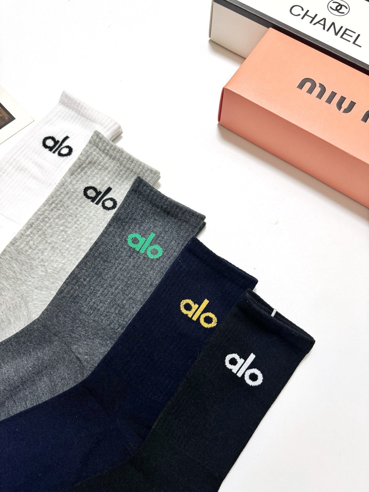 Alo Neutral Plain Small Wordmark Cuffs Crew Socks, image 3