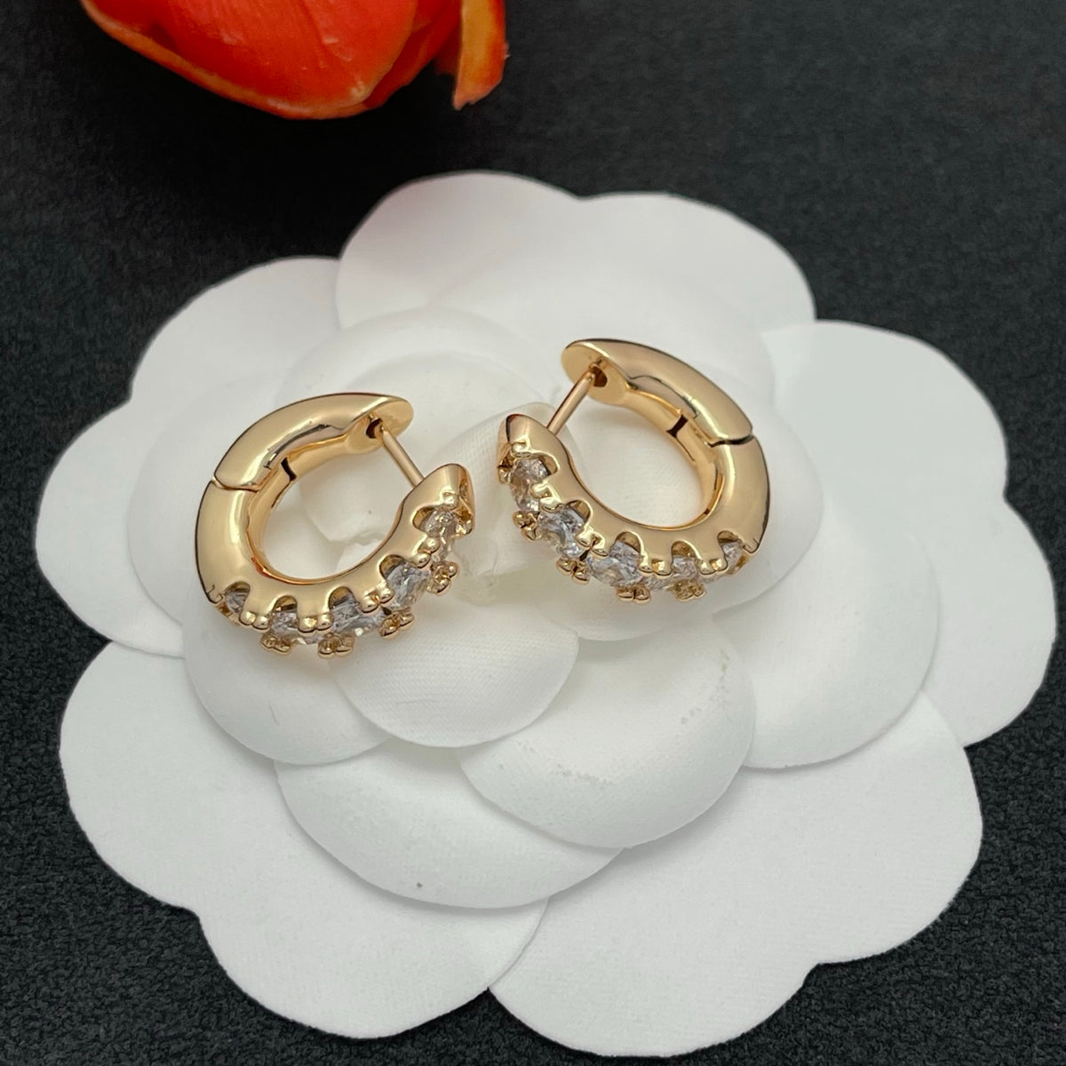 Sif Jakobs graduated crystal huggie hoop earrings in Gold Tone, detail view 4