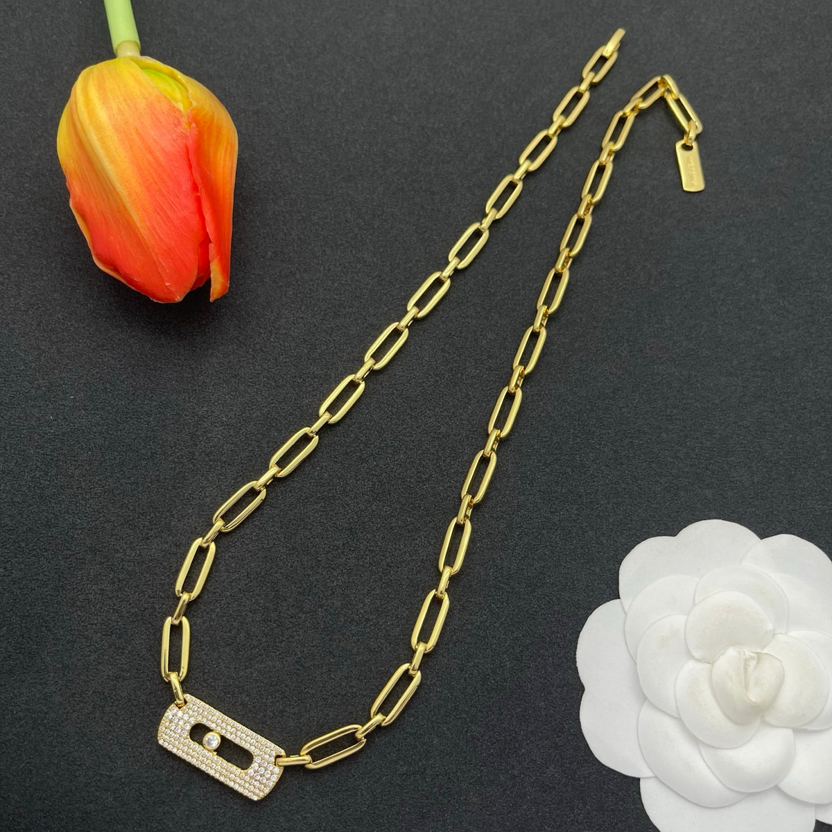 Messika Oversized Link Bar necklace in Gold Tone, detail view 3