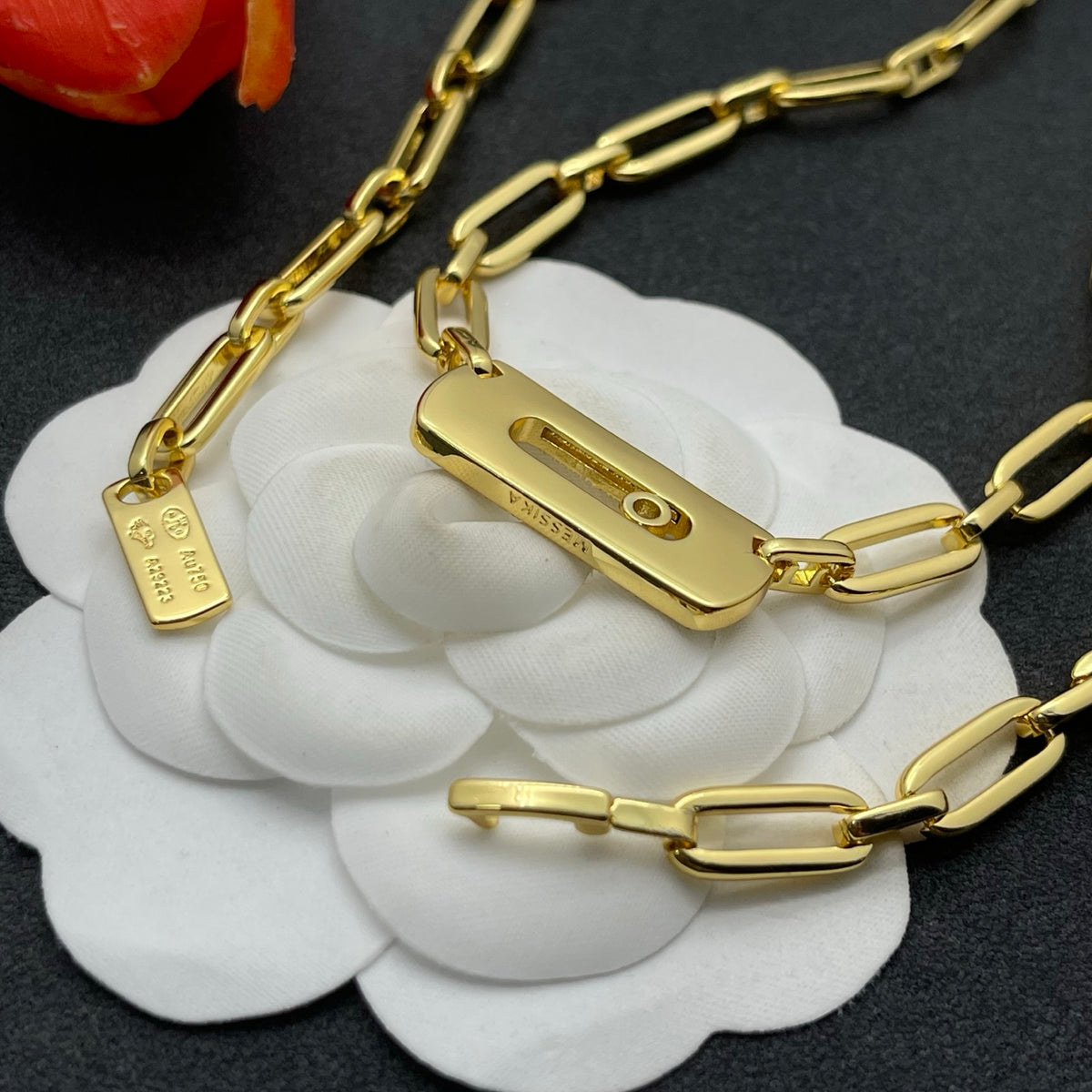 Messika Oversized Link Bar necklace in Gold Tone, detail view 7