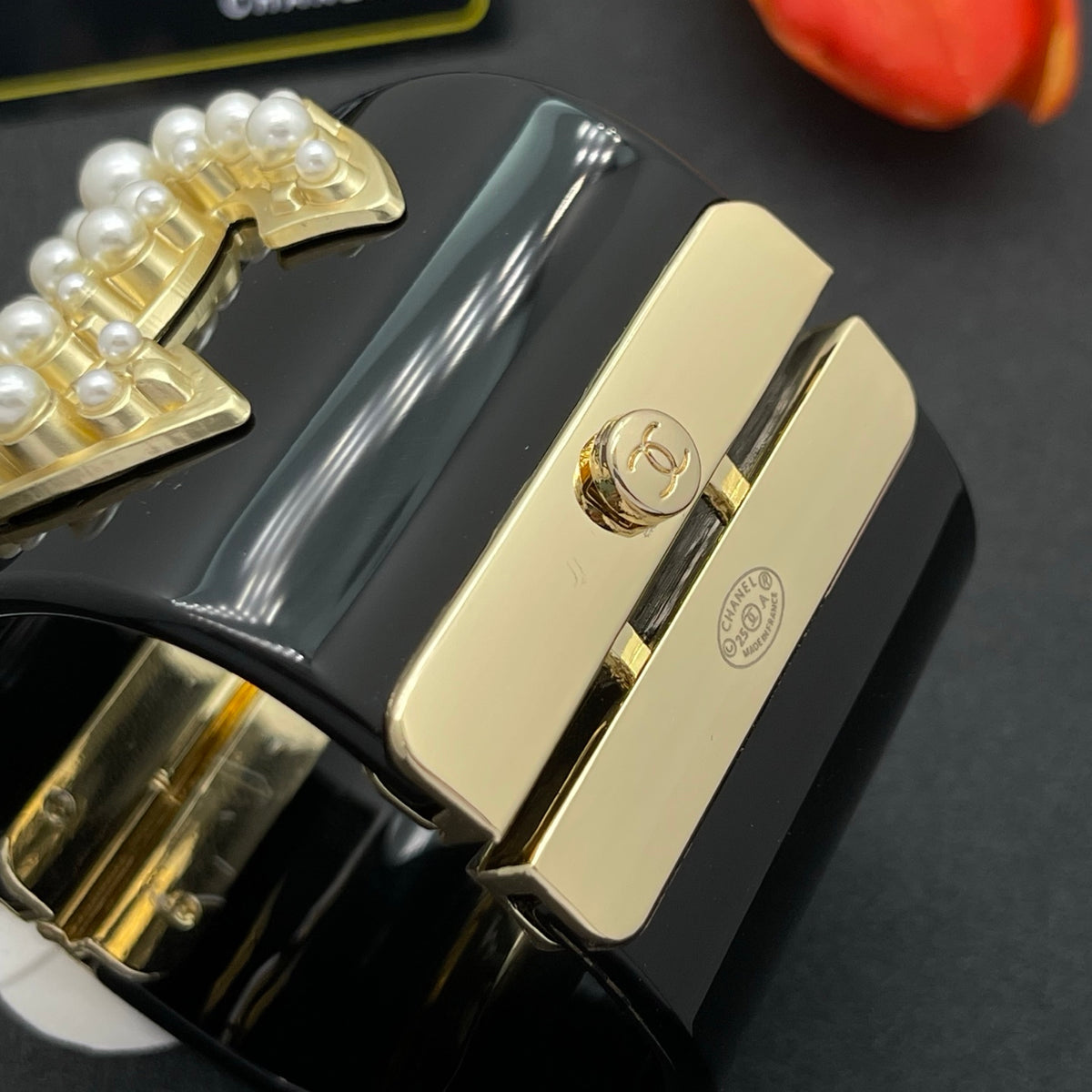 Chanel style acrylic resin bracelets - product photo 7