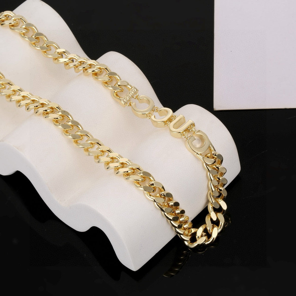 Gucci Distressed Vintage-Inspired Necklace - image 6