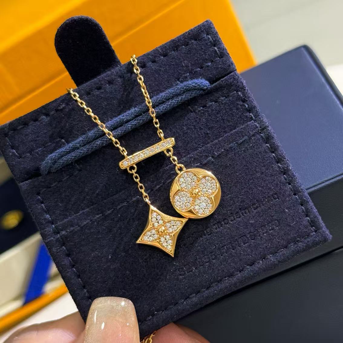 Louis Vuitton Clover Pendant Necklace – Style 02 - image 4