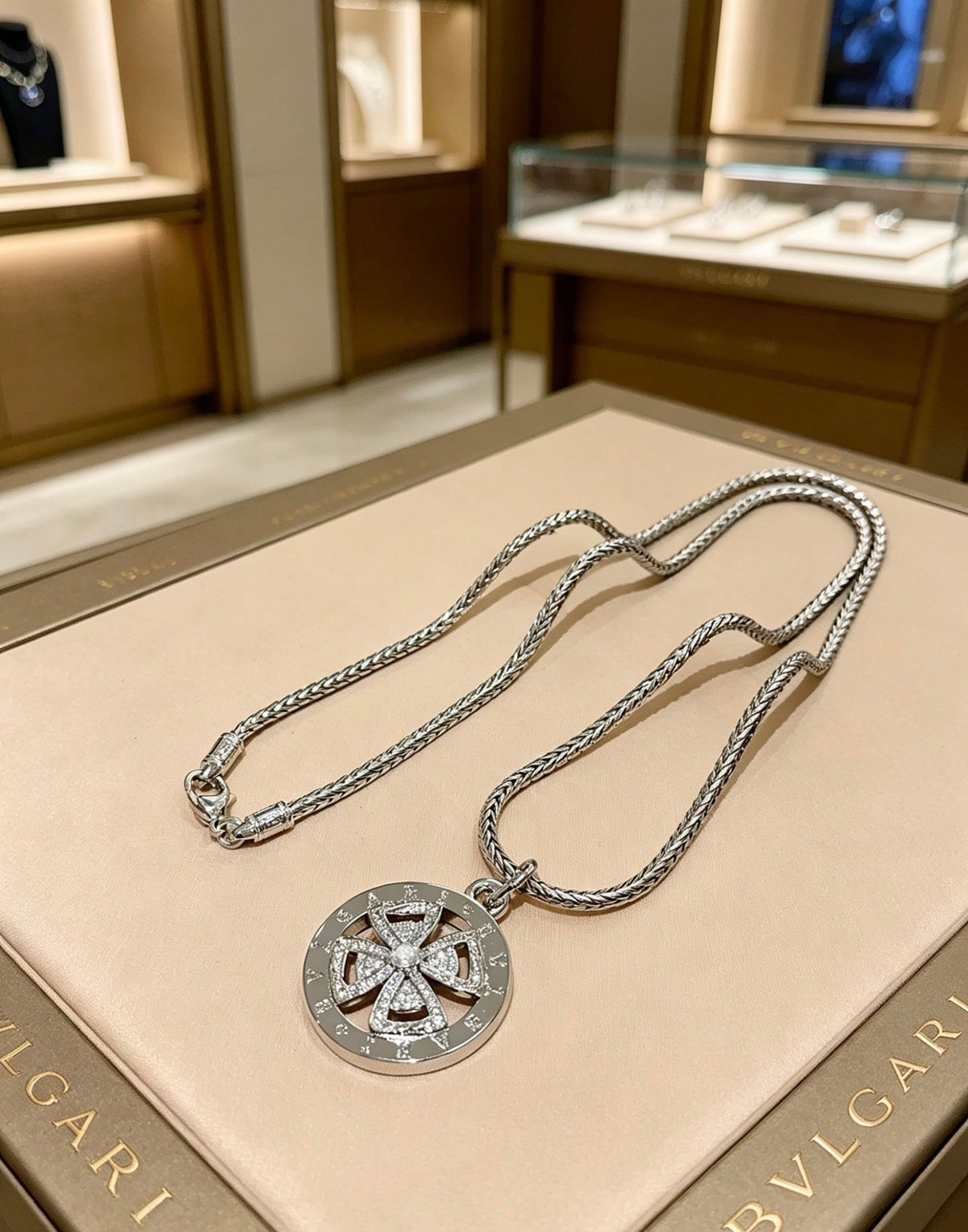 BVLGARI Divas' Dream V-Gold Tone Unisex Necklace – Style 41 - image 9