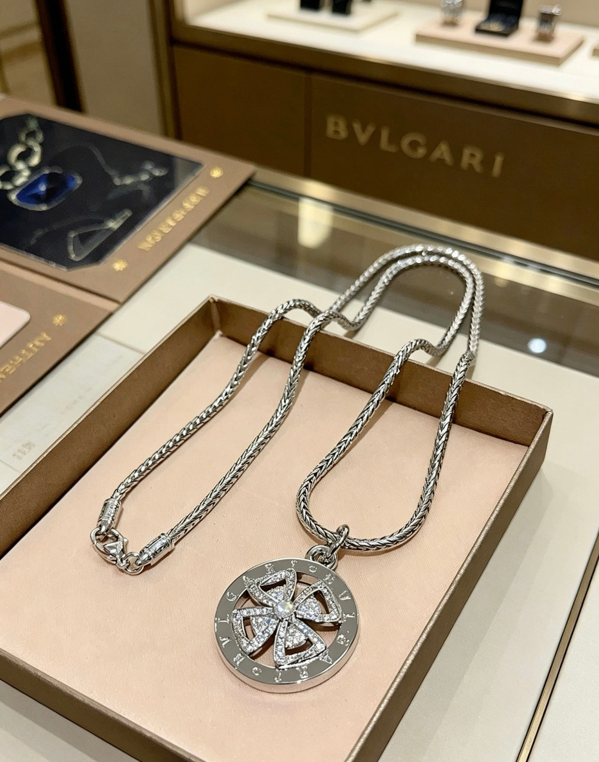 BVLGARI Divas' Dream V-Gold Tone Unisex Necklace – Style 41 - image 5