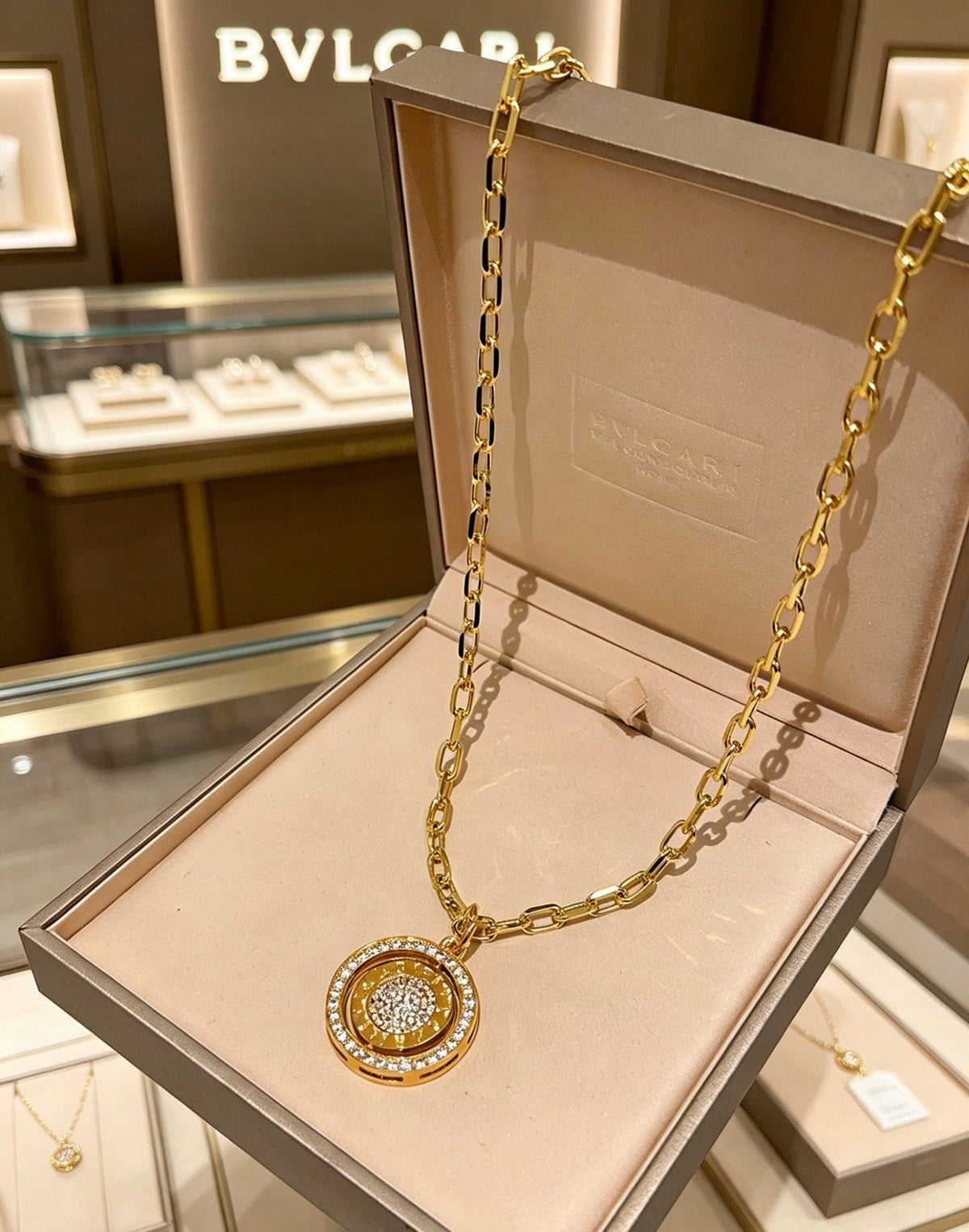 BVLGARI Divas' Dream V-Gold Tone Unisex Necklace – Style 63 - image 9