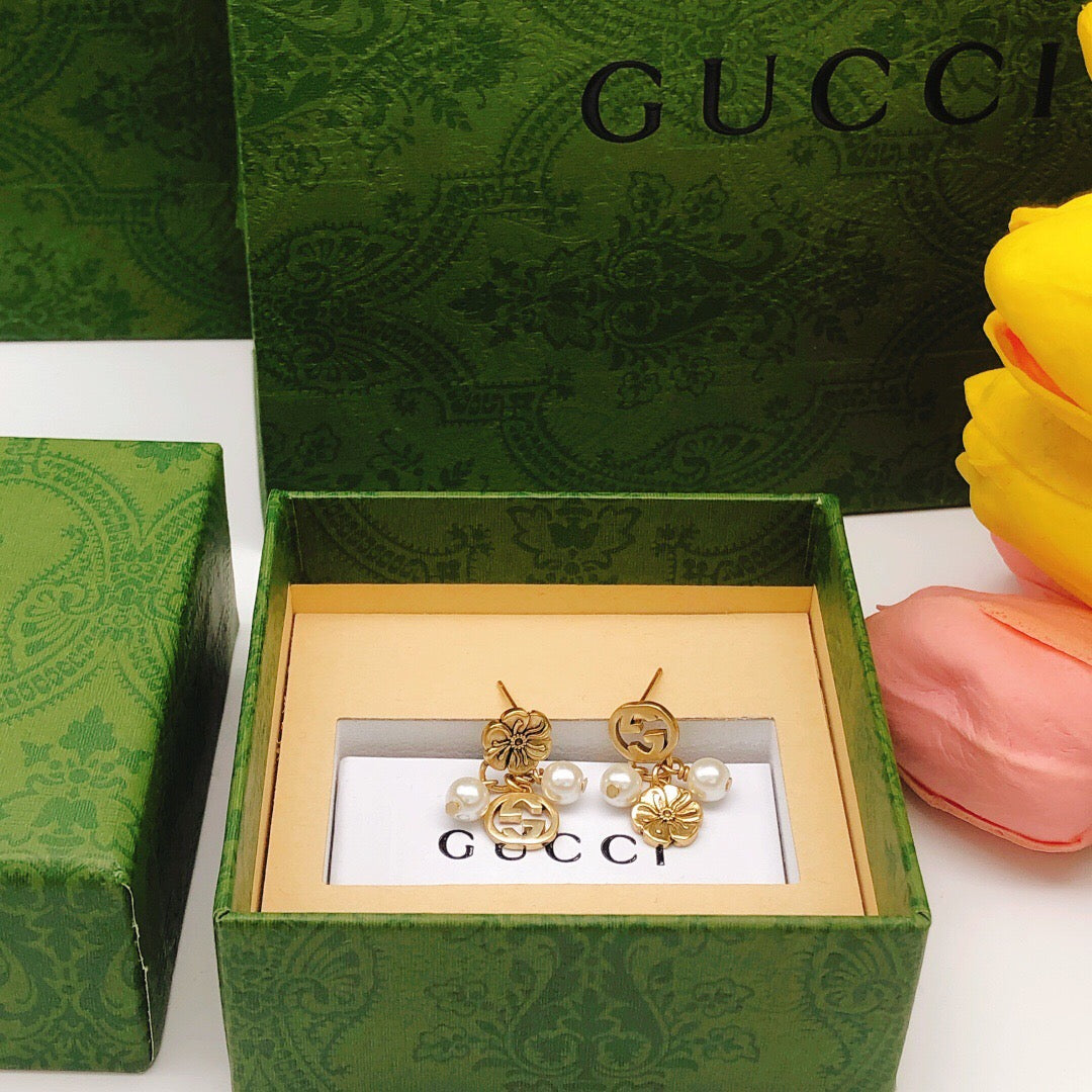 Gucci Pearl Stud Earrings - image 5