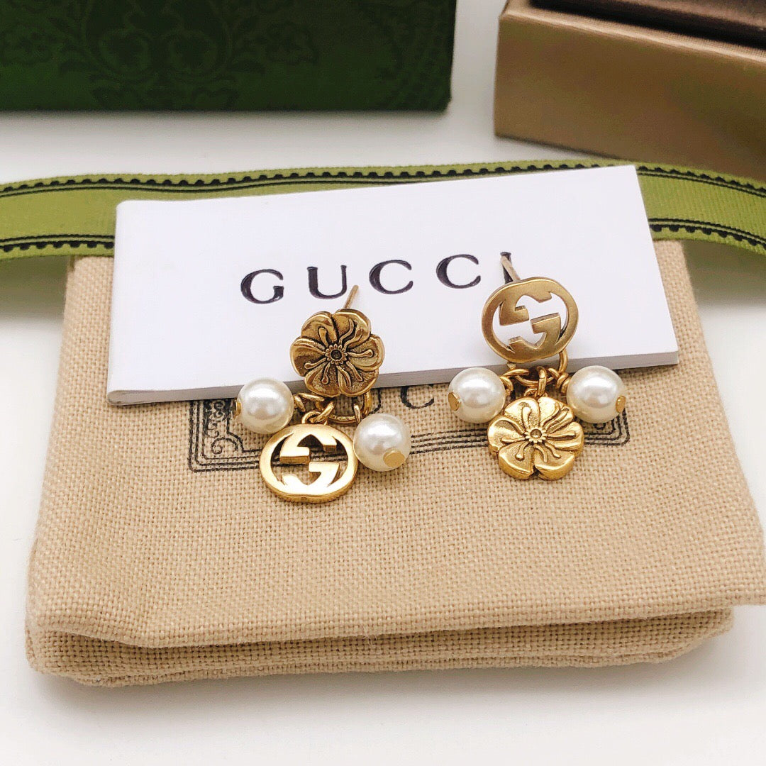 Gucci Pearl Stud Earrings - image 4