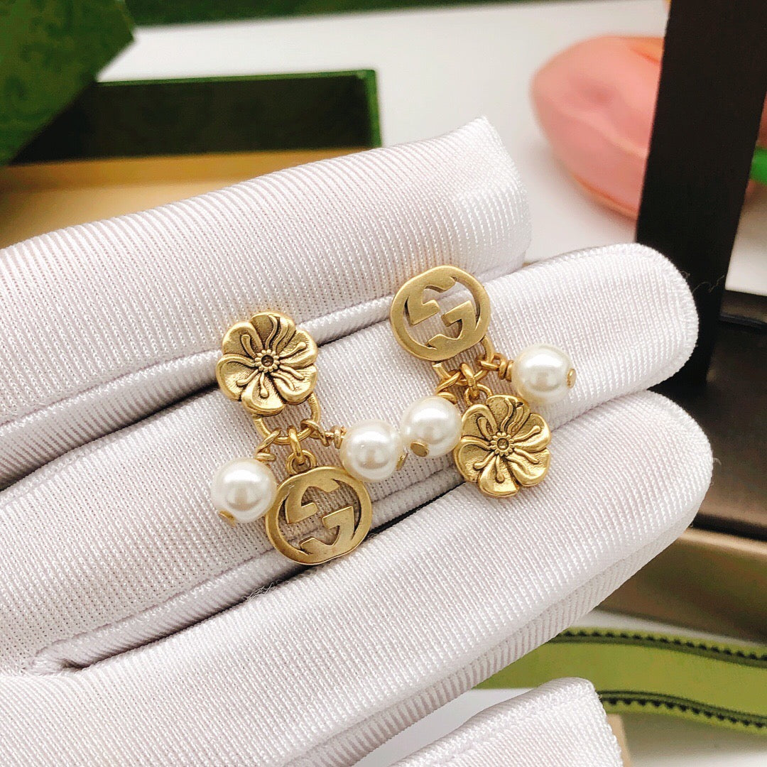 Gucci Pearl Stud Earrings - image 2