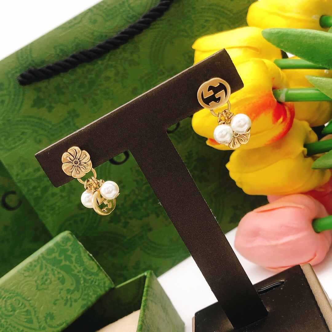 Gucci Pearl Stud Earrings - image 6